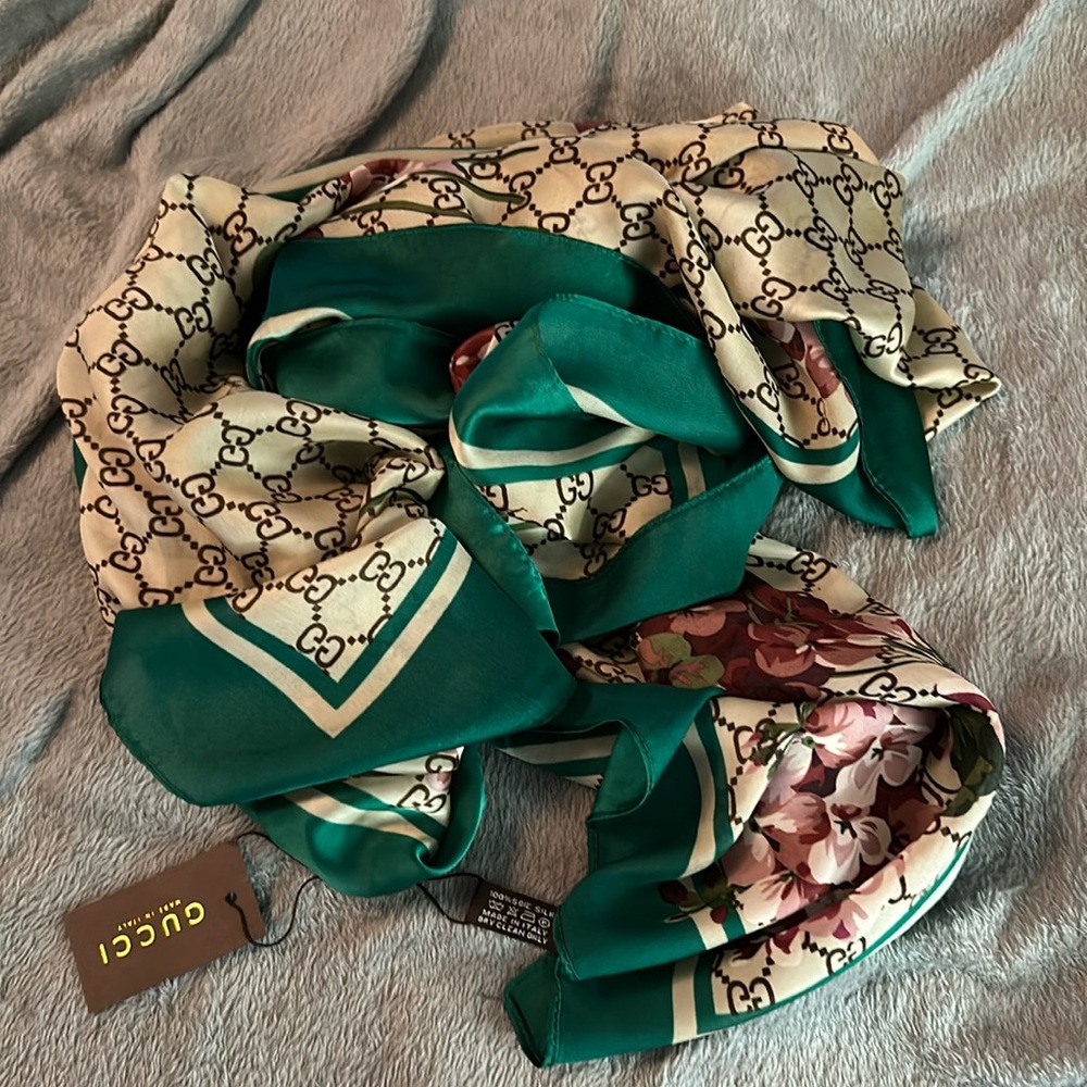 Floral flora gg logo lettered new with tags scarf wrap pashmina silk like stole